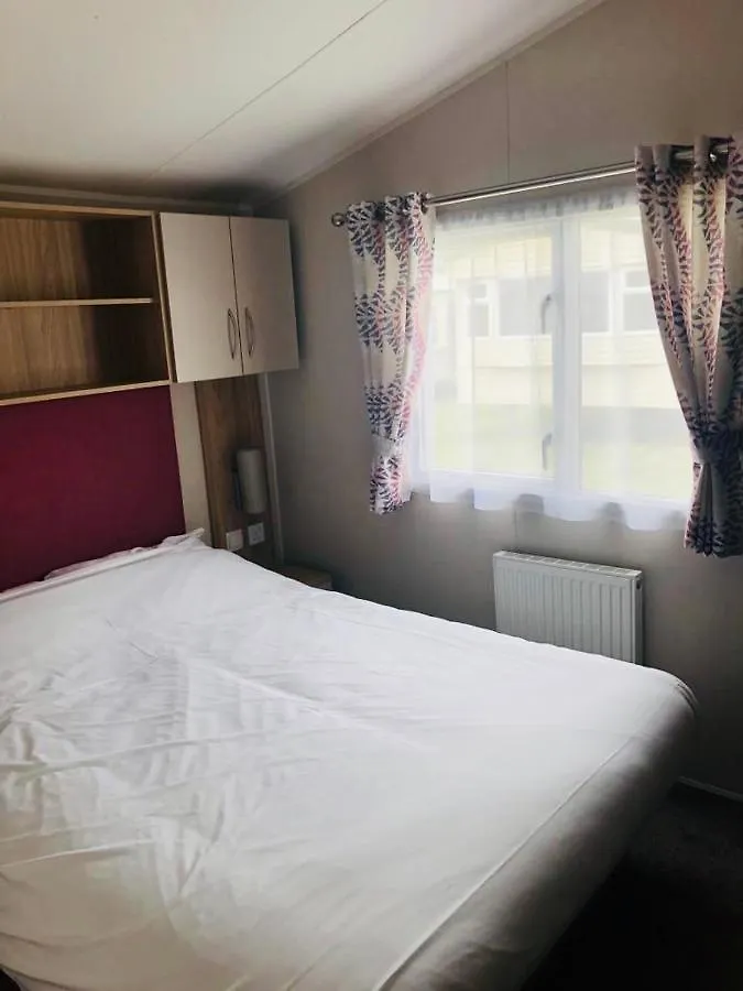 3 Bedroom Beautiful Caravan At Sand Le Mere Holiday Village Tunstall  Campsite Tunstall (East Riding of Yorkshire)